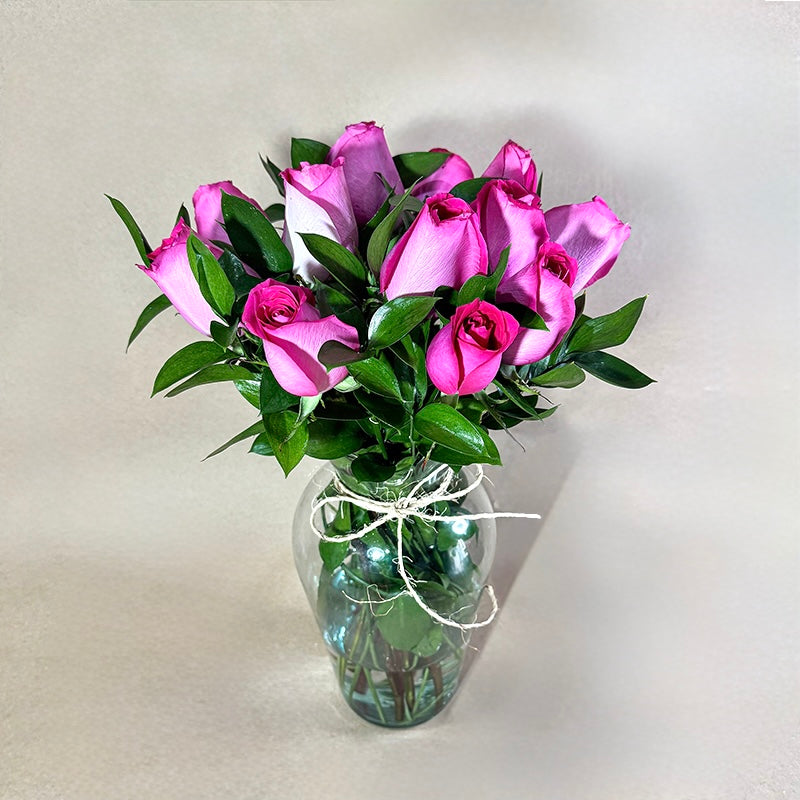Arreglo de 12 rosas fucsia en florero