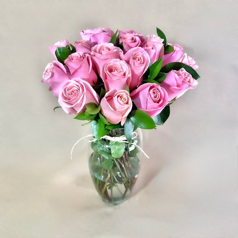 Arreglo de 24 rosas rosas en florero