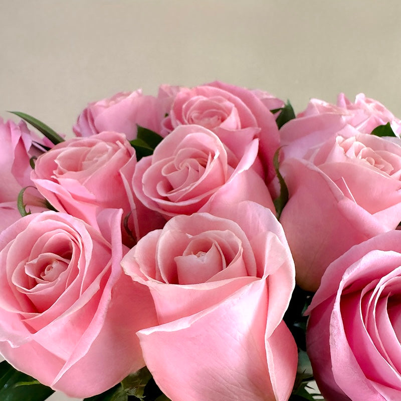 Arreglo de 24 rosas rosas en florero