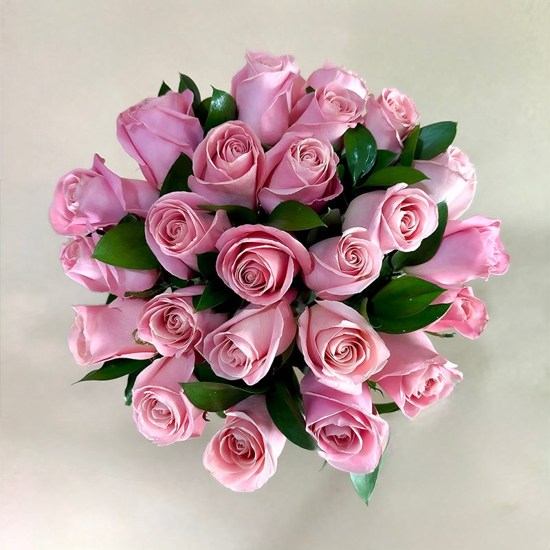Arreglo de 24 rosas rosas en florero