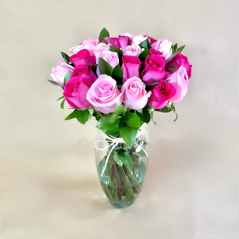 Arreglo de 24 rosas fucsia y rosas
