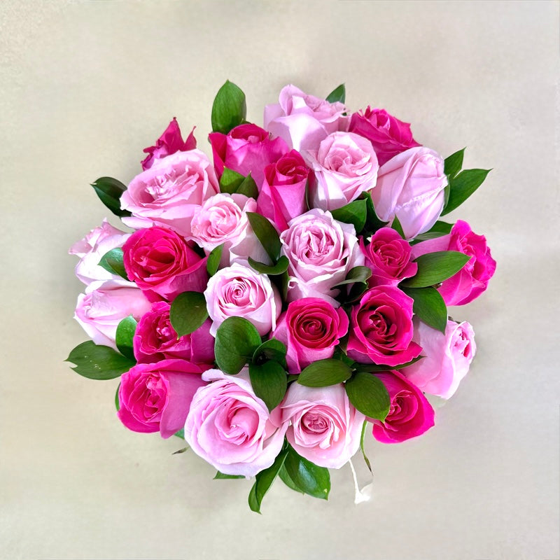 Arreglo de 24 rosas fucsia y rosas