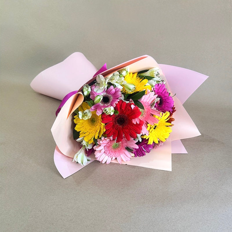 Ramo de 12 gerberas coloridas con astromelia