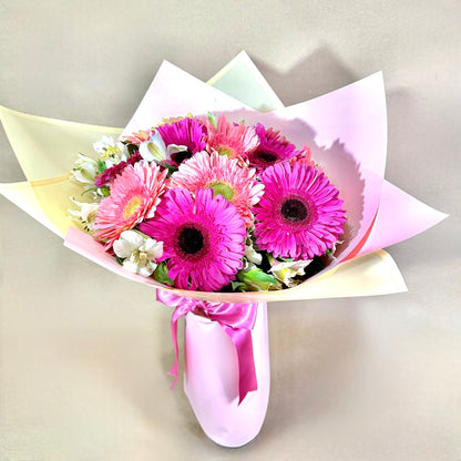 Ramo de 12 gerberas fucsia y rosita con astromelia