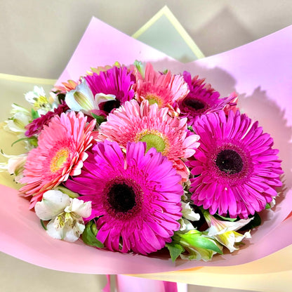 Ramo de 12 gerberas fucsia y rosita con astromelia