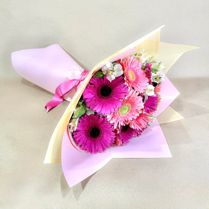 Ramo de 12 gerberas fucsia y rosita con astromelia
