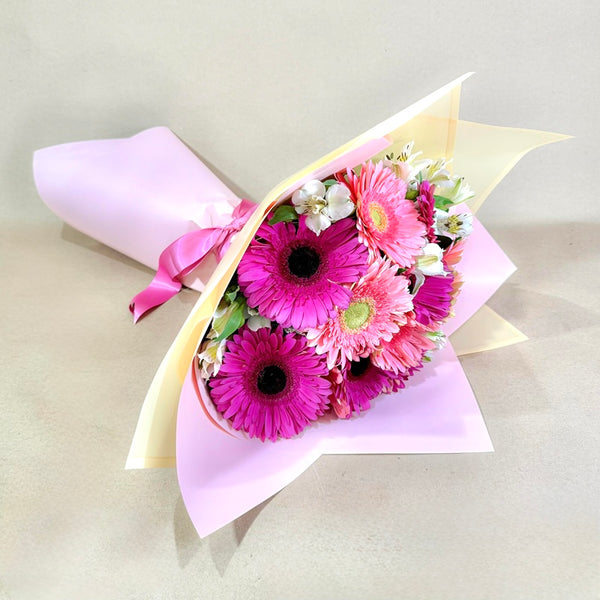 Ramo de 12 gerberas fucsia y rosita con astromelia