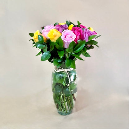 Arregro de 24 rosas colorido en florero