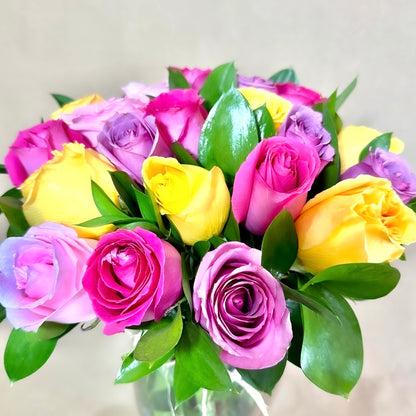 Arregro de 24 rosas colorido en florero