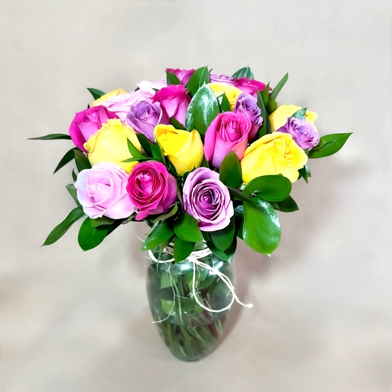 Arregro de 24 rosas colorido en florero