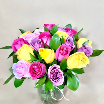 Arregro de 24 rosas colorido en florero