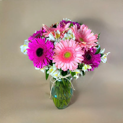 Arreglo de 12 gerberas rosas y fucsia con astromelia
