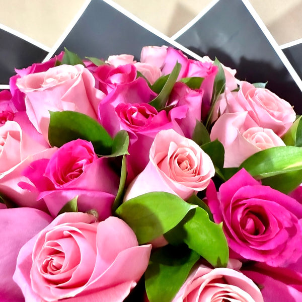 Ramo de 50 rosas fucsia y rosas