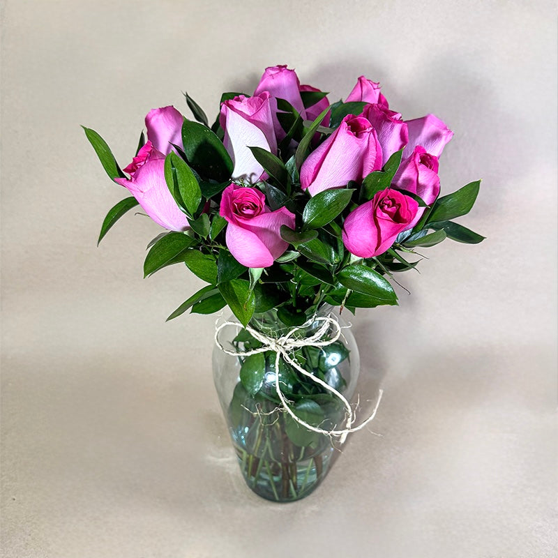 Arreglo de 12 rosas fucsia en florero