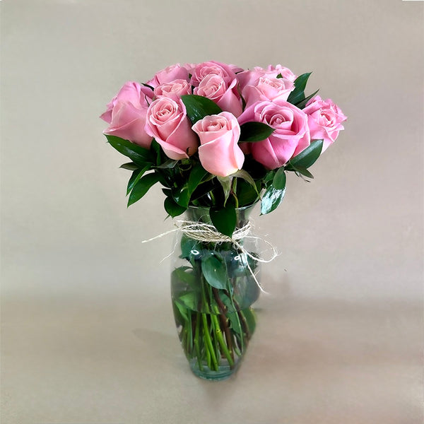 Arreglo de 24 rosas rosas en florero