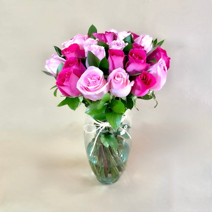 Arreglo de 24 rosas fucsia y rosas
