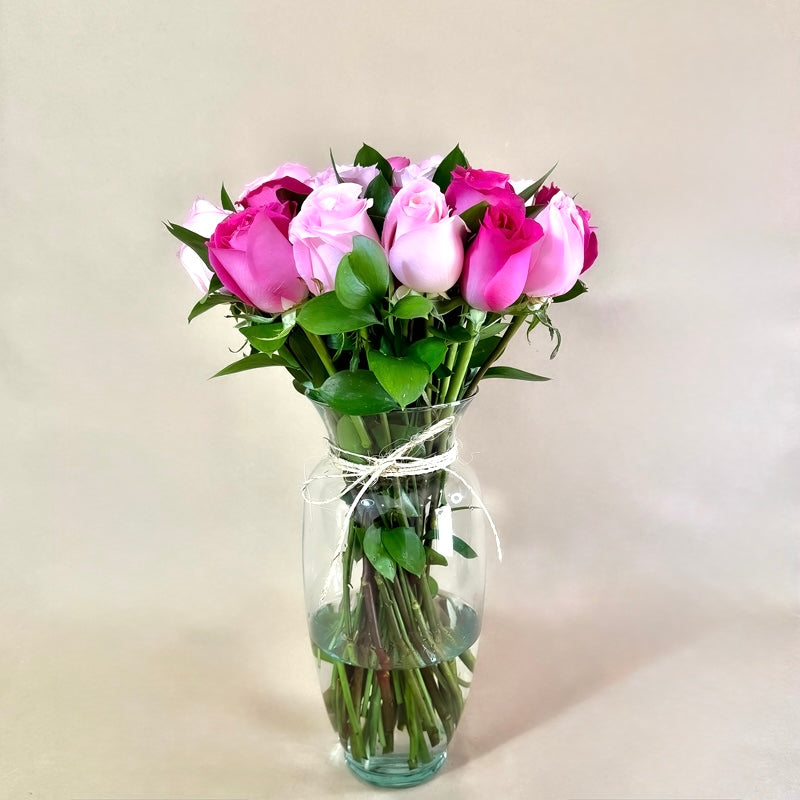Arreglo de 24 rosas fucsia y rosas