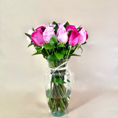 Arreglo de 24 rosas fucsia y rosas