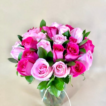 Arreglo de 24 rosas fucsia y rosas