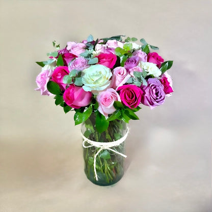 Arregro de 24 rosas colorido en florero