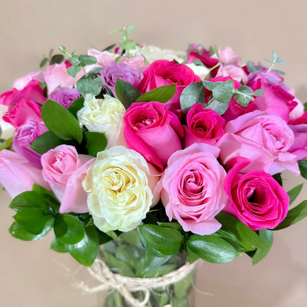 Arregro de 24 rosas colorido en florero