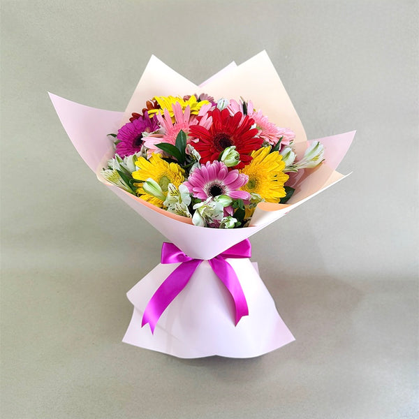 Ramo de 12 gerberas coloridas con astromelia