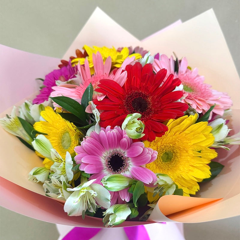 Ramo de 12 gerberas coloridas con astromelia