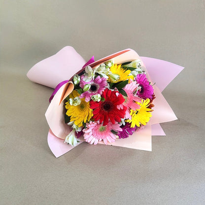 Ramo de 12 gerberas coloridas con astromelia