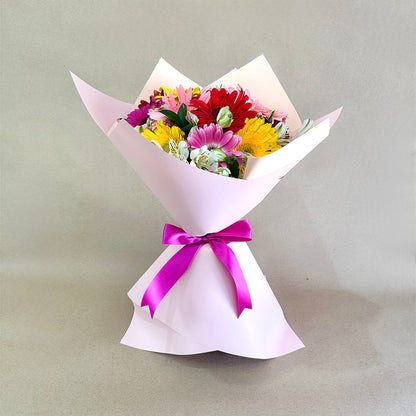 Ramo de 12 gerberas coloridas con astromelia