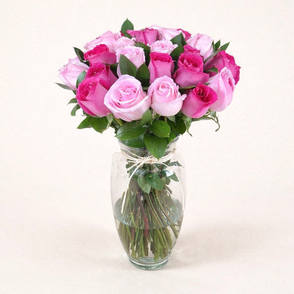 Florero con 24 Rosas Fucsias y Rosas
